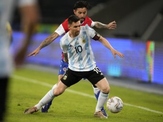 Argentiniens Lionel Messi (vorne) und Chiles Eugenio Mena kämpfen um den Ball. Foto: Ricardo Mazalan/AP/dpa Argentiniens Lionel Messi (vorne) und Chiles Eugenio Mena kämpfen um den Ball. Foto: Ricardo Mazalan/AP/dpa