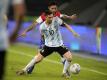 Argentiniens Lionel Messi (vorne) und Chiles Eugenio Mena kämpfen um den Ball. Foto: Ricardo Mazalan/AP/dpa