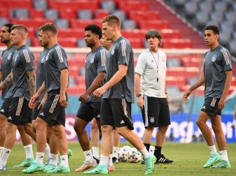 Bundestrainer Joachim Löw (2.v.r.) sieht sein Team gut vorbereitet für den EM-Auftakt. Foto: Federico Gambarini/dpa Bundestrainer Joachim Löw (2.v.r.) sieht sein Team gut vorbereitet für den EM-Auftakt. Foto: Federico Gambarini/dpa