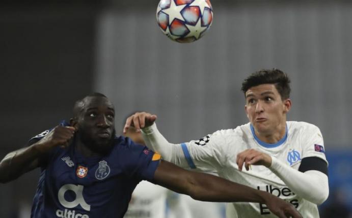 Soll fest zu Olympique Marseille wechseln: Leonardo Balerdi (r). Foto: Daniel Cole/AP/dpa
