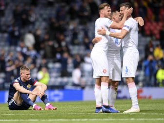 Jubel bei den Spieler Tschechiens, Enttäuschung beim Schotten Scott McTominay (l). Foto: Stu Forster/Getty Pool/AP/dpa Jubel bei den Spieler Tschechiens, Enttäuschung beim Schotten Scott McTominay (l). Foto: Stu Forster/Getty Pool/AP/dpa