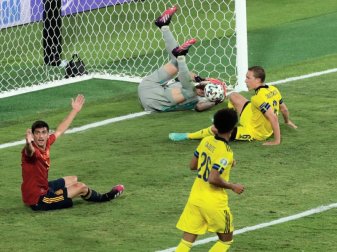 Pariert: Schweden-Keeper Robin Olsen klärt gegen Spaniens Alvaro Morata. Foto: Julio Munoz/EPA Pool via AP/dpa Pariert: Schweden-Keeper Robin Olsen klärt gegen Spaniens Alvaro Morata. Foto: Julio Munoz/EPA Pool via AP/dpa