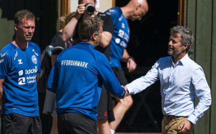 Königlicher Besuch im dänischen Trainingslager