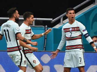 Portugal bejubelt einen Treffer von Ronaldo (r.) Portugal bejubelt einen Treffer von Ronaldo (r.)