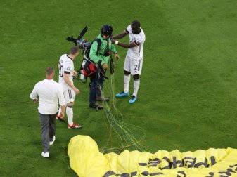 Ein Motorgleitschirmflieger landete auf dem Rasen Ein Motorgleitschirmflieger landete auf dem Rasen