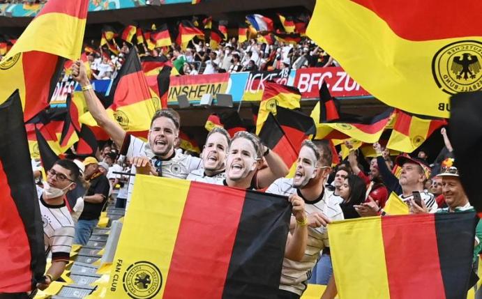 14.500 Fans hatten Karten ergattert, um das EM-Auftaktspiel von Deutschland gegen Frankreich live zu sehen. Foto: Federico Gambarini/dpa