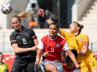 Chiles Torhüterin Christiane Endler (r) klärt neben DFB-Spielerin Sydney Lohmann (l). Foto: Sebastian Gollnow/dpa Chiles Torhüterin Christiane Endler (r) klärt neben DFB-Spielerin Sydney Lohmann (l). Foto: Sebastian Gollnow/dpa