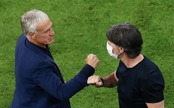 Bundestrainer Joachim Löw (r) gratuliert Frankreich-Coach Didier Deschamps zum Sieg. Foto: Christian Charisius/dpa