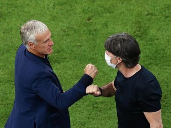 Bundestrainer Joachim Löw (r) gratuliert Frankreich-Coach Didier Deschamps zum Sieg. Foto: Christian Charisius/dpa Bundestrainer Joachim Löw (r) gratuliert Frankreich-Coach Didier Deschamps zum Sieg. Foto: Christian Charisius/dpa