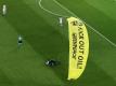 Protest in München: Ein Greenpeace-Aktivist landet auf dem Spielfeld während der EM-Partie Frankreich gegen Deutschland. Foto: Christian Charisius/dpa