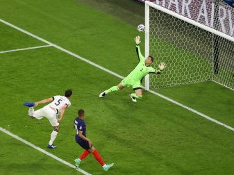 Mats Hummels traf gegen Frankreich ins eigene Netz Mats Hummels traf gegen Frankreich ins eigene Netz
