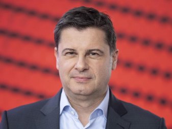 Will langsam wieder die Fans in die Stadien lassen: DFL-Boss Christian Seifert. Foto: Boris Roessler/dpa Will langsam wieder die Fans in die Stadien lassen: DFL-Boss Christian Seifert. Foto: Boris Roessler/dpa