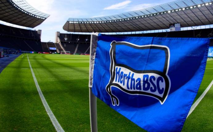 Eine Eckfahne im Berliner Olympiastadion mit dem Hertha-Logo. Foto: Soeren Stache/dpa-Zentralbild/dpa