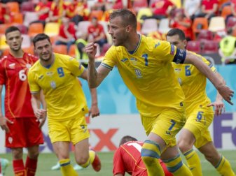 Ukraine-Stürmer Andrej Jarmolenko (r) jubelt über sein Tor zum 1:0 gegen Nordmazedonien. Foto: Robert Ghement/Pool EPA/AP/dpa Ukraine-Stürmer Andrej Jarmolenko (r) jubelt über sein Tor zum 1:0 gegen Nordmazedonien. Foto: Robert Ghement/Pool EPA/AP/dpa