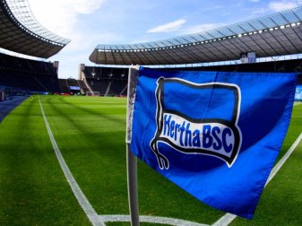 Eine Eckfahne im Berliner Olympiastadion mit dem Hertha-Logo. Foto: Soeren Stache/dpa-Zentralbild/dpa Eine Eckfahne im Berliner Olympiastadion mit dem Hertha-Logo. Foto: Soeren Stache/dpa-Zentralbild/dpa
