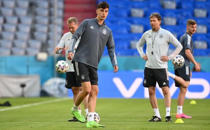 Nationalspieler Kai Havertz (v.) sieht trotz der Auftaktniederlage keinen besonderen Druck für das DFB-Team. Foto: Federico Gambarini/dpa