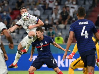 Benjamin Pavard (r.) knallte mit Robin Gosens zusammen Benjamin Pavard (r.) knallte mit Robin Gosens zusammen