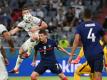 Benjamin Pavard (r.) knallte mit Robin Gosens zusammen