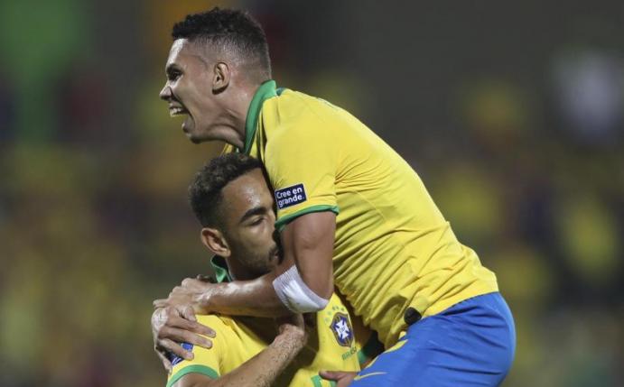 Brasiliens Matheus Cunha (l) und sein Mannschaftskollege Paulinho jubeln gemeinsam über ein Tor. Foto: Fernando Vergara/AP/dpa