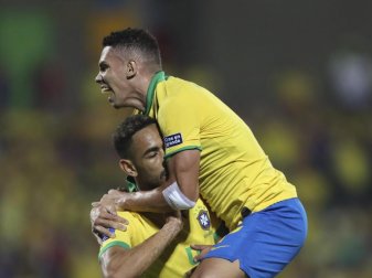 Brasiliens Matheus Cunha (l) und sein Mannschaftskollege Paulinho jubeln gemeinsam über ein Tor. Foto: Fernando Vergara/AP/dpa Brasiliens Matheus Cunha (l) und sein Mannschaftskollege Paulinho jubeln gemeinsam über ein Tor. Foto: Fernando Vergara/AP/dpa