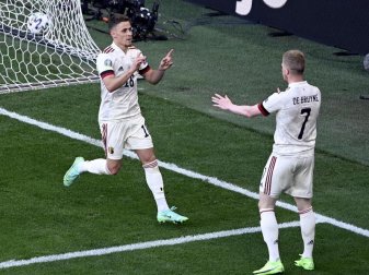 Belgiens Thorgan Hazard (l) und sein Teamkollege Kevin De Bruyne feiern den Treffer zum 1:1-Ausgleich. Foto: Dirk Waem/BELGA/dpa Belgiens Thorgan Hazard (l) und sein Teamkollege Kevin De Bruyne feiern den Treffer zum 1:1-Ausgleich. Foto: Dirk Waem/BELGA/dpa