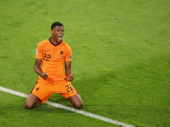 Denzel Dumfries feiert den Einzug ins Achtelfinale Denzel Dumfries feiert den Einzug ins Achtelfinale