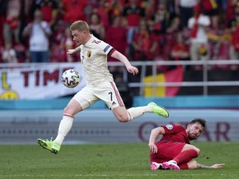 Kevin De Bruyne von Belgien springt mit dem Ball über Pierre-Emile Hojbjerg von Dänemark. Foto: Martin Meissner/AP Pool/dpa Kevin De Bruyne von Belgien springt mit dem Ball über Pierre-Emile Hojbjerg von Dänemark. Foto: Martin Meissner/AP Pool/dpa