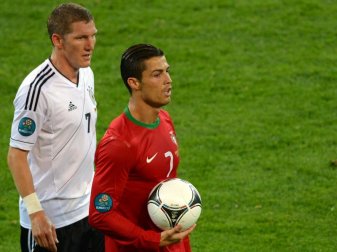 Bei der EM 2012 gewannen Bastian Schweinsteiger und Co. mit 1:0 gegen die Portugiesen um Cristiano Ronaldo. Foto: picture alliance / dpa Bei der EM 2012 gewannen Bastian Schweinsteiger und Co. mit 1:0 gegen die Portugiesen um Cristiano Ronaldo. Foto: picture alliance / dpa