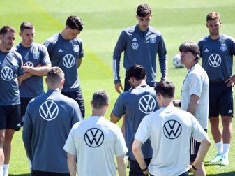 Bundestrainer Joachim Löw (2.v.r) wird wohl nichts radikal ändern. Foto: Federico Gambarini/dpa Bundestrainer Joachim Löw (2.v.r) wird wohl nichts radikal ändern. Foto: Federico Gambarini/dpa