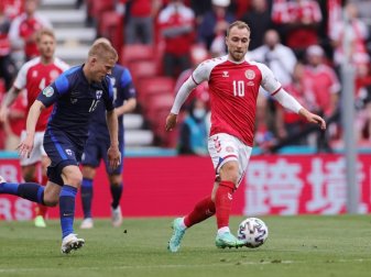 Wann Christian Eriksen (r) nach seinem Zusammenbruch wieder auf dem Platz steht, ist noch ungewiss. Foto: Wolfgang Rattay/POOL REUTERS/AP/dpa Wann Christian Eriksen (r) nach seinem Zusammenbruch wieder auf dem Platz steht, ist noch ungewiss. Foto: Wolfgang Rattay/POOL REUTERS/AP/dpa
