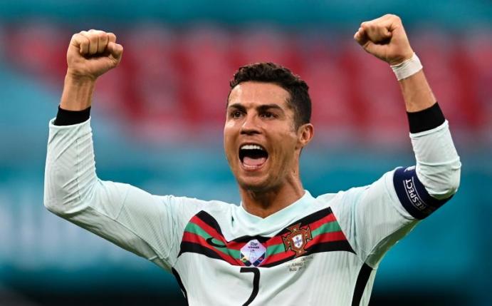Stürmer-Star Cristiano Ronaldo jubelt über einen Sieg mit Portugal. Foto: Robert Michael/dpa-Zentralbild/dpa