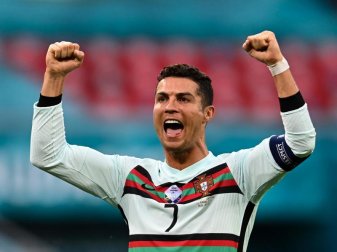 Stürmer-Star Cristiano Ronaldo jubelt über einen Sieg mit Portugal. Foto: Robert Michael/dpa-Zentralbild/dpa Stürmer-Star Cristiano Ronaldo jubelt über einen Sieg mit Portugal. Foto: Robert Michael/dpa-Zentralbild/dpa