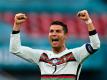 Stürmer-Star Cristiano Ronaldo jubelt über einen Sieg mit Portugal. Foto: Robert Michael/dpa-Zentralbild/dpa