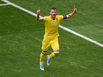 Andrej Jarmolenko scherzte mit EM-Sponsorenflaschen Andrej Jarmolenko scherzte mit EM-Sponsorenflaschen