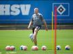 Hamburgs Cheftrainer Tim Walter spielt zum HSV-Trainingsauftakt auf dem Trainingsplatz mit einem Ball. Foto: Gregor Fischer/dpa