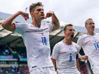Patrik Schick (l-r) aus Tschechien feiert mit Vladimír Darida und Jakub Jankto nachdem er bei einem Elfmeter die Führung für seine Mannschaft erzielte. Foto: Andrew Milligan/PA Wire/dpa Patrik Schick (l-r) aus Tschechien feiert mit Vladimír Darida und Jakub Jankto nachdem er bei einem Elfmeter die Führung für seine Mannschaft erzielte. Foto: Andrew Milligan/PA Wire/dpa