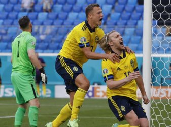Emil Forsberg (r) erzielte für die Schweden das Tor des Tages. Foto: Anatoly Maltsev/EPA Pool/AP/dpa Emil Forsberg (r) erzielte für die Schweden das Tor des Tages. Foto: Anatoly Maltsev/EPA Pool/AP/dpa