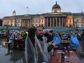 Englische Fußballfans reagieren am Trafalgar Square, während sie das Spiel verfolgen. Foto: Alberto Pezzali/AP/dpa Englische Fußballfans reagieren am Trafalgar Square, während sie das Spiel verfolgen. Foto: Alberto Pezzali/AP/dpa