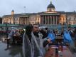 Englische Fußballfans reagieren am Trafalgar Square, während sie das Spiel verfolgen. Foto: Alberto Pezzali/AP/dpa