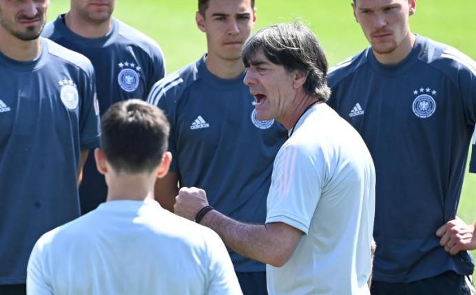 Bundestrainer Joachim Löw (2.v.r.) machte das DFB-Team heiß auf das zweite EM-Spiel. Foto: Federico Gambarini/dpa