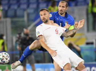 Genießt es, wieder vor Fans im Stadion zu spielen: Italiens Giorgio Chiellini (hinten). Foto: Jean-Christophe Bott/KEYSTONE/dpa Genießt es, wieder vor Fans im Stadion zu spielen: Italiens Giorgio Chiellini (hinten). Foto: Jean-Christophe Bott/KEYSTONE/dpa