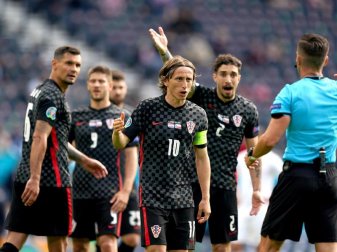 Luka Modric (M) und seine Mitspieler im Diskurs mit dem Schiedsrichter. Foto: Andrew Milligan/PA Wire/dpa Luka Modric (M) und seine Mitspieler im Diskurs mit dem Schiedsrichter. Foto: Andrew Milligan/PA Wire/dpa