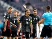 Luka Modric (M) und seine Mitspieler im Diskurs mit dem Schiedsrichter. Foto: Andrew Milligan/PA Wire/dpa
