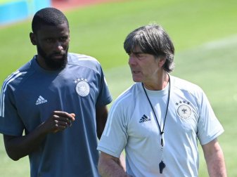 Stellt keinen Sonderbewacher für Portugals Cristiano Ronaldo ab: Bundestrainer Joachim Löw (r).. Foto: Federico Gambarini/dpa Stellt keinen Sonderbewacher für Portugals Cristiano Ronaldo ab: Bundestrainer Joachim Löw (r).. Foto: Federico Gambarini/dpa