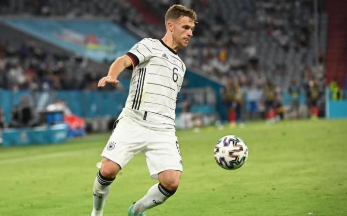 Joshua Kimmich kontrolliert den Ball. Foto: Federico Gambarini/dpa