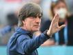 Joachim Löw schielt ein bisschen auf den EM-Pokal