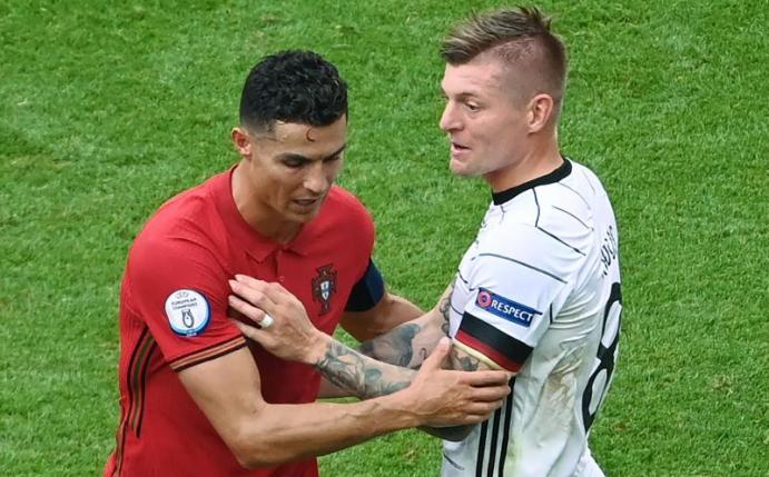 Ehemalige Real-Teamkollegen Portugals Cristiano Ronaldo und DFB-Akteur Toni Kroos (r). Foto: Federico Gambarini/dpa