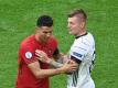 Ehemalige Real-Teamkollegen Portugals Cristiano Ronaldo und DFB-Akteur Toni Kroos (r). Foto: Federico Gambarini/dpa