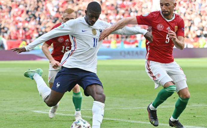 Ousmane Dembele wird auf eine Knieverletzung untersucht