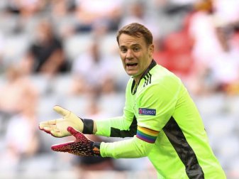 Trägt eine Kapitänsbinde in Regenbogenfarben: Deutschlands Torhüter Manuel Neuer. Foto: Christian Charisius/dpa Trägt eine Kapitänsbinde in Regenbogenfarben: Deutschlands Torhüter Manuel Neuer. Foto: Christian Charisius/dpa